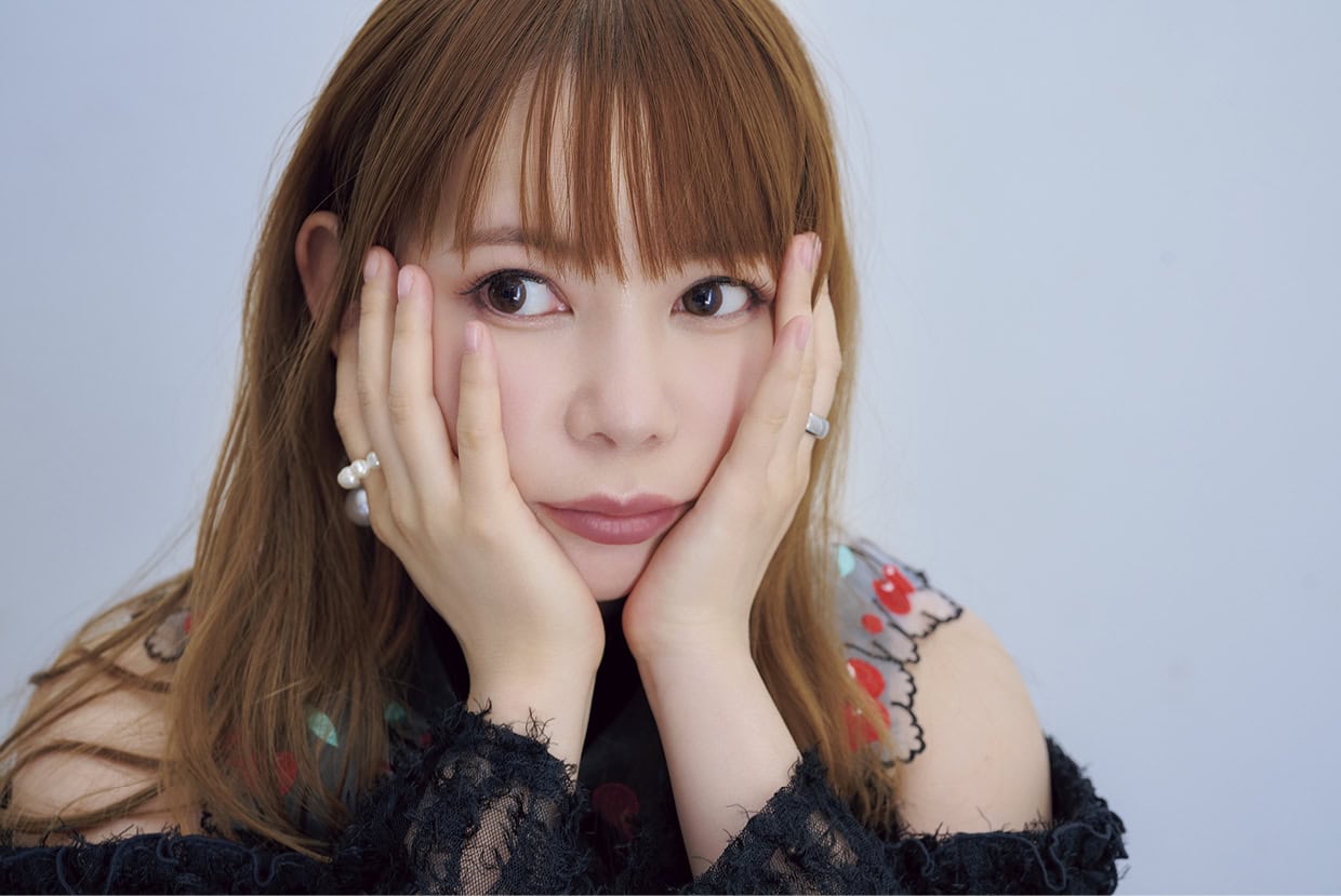 ドレス¥27,500、ブラウス¥22,000（共にCEREAL）、つけ襟¥1,998（kaya）、その他は全てスタイリスト私物