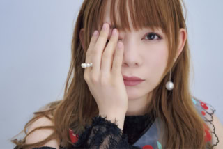 ドレス¥27,500、ブラウス¥22,000（共にCEREAL）、つけ襟¥1,998（kaya）、その他は全てスタイリスト私物