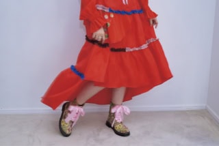 ドレス※参考商品（TSUMORI CHISATO／津森千里デザインスタジオ）、ビスチェ¥39,600、ブーツ¥30,800（共にペイ＊デ＊フェ）、その他は全てスタイリスト私物