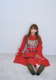 ドレス※参考商品（TSUMORI CHISATO／津森千里デザインスタジオ）、ビスチェ¥39,600、ブーツ¥30,800（共にペイ＊デ＊フェ）、その他は全てスタイリスト私物