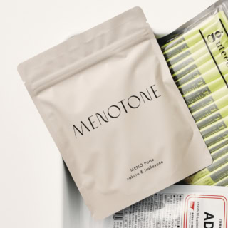 イソフラボンを含有するオーガニックのザクロペースト。15袋入り ¥4,500（Rely-beaute）