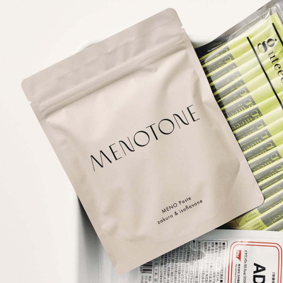 イソフラボンを含有するオーガニックのザクロペースト。15袋入り ¥4,500（Rely-beaute）