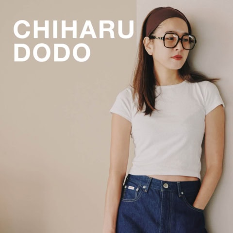 太めデニムが気分の日にはコンパクトT合わせで肌見せを【百々千晴さんの私服】洒落見えのカギ