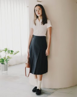 ポロシャツ¥14,025（シシクイ）、ローファー¥29,700（シシクイ×ハルタ／共にシシクイ）、アーバニック30のスカート、エルメスのバッグ、ドドチハル×アルティーダ ウードのブレスレット、エルマータのソックスは本人私物