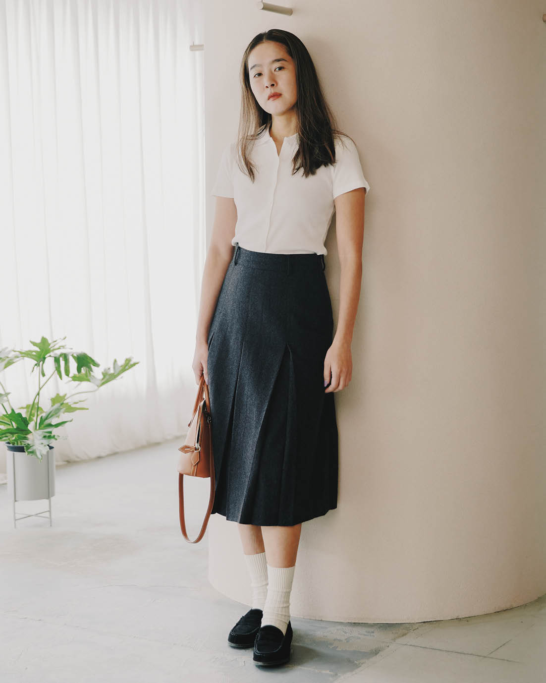 ポロシャツ¥14,025（シシクイ）、ローファー¥29,700（シシクイ×ハルタ／共にシシクイ）、アーバニック30のスカート、エルメスのバッグ、ドドチハル×アルティーダ ウードのブレスレット、エルマータのソックスは本人私物