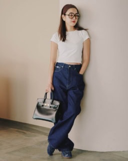 Tシャツ¥9,020、デニム〈ダコ〉¥29,700（共にシシクイ）、ヘアバンド¥3,850※3本セット（バクト）、グッチの眼鏡、エルメスのバッグ、プーマのシューズ、ドドチハル×アルティーダ ウードのブレスレットは本人私物