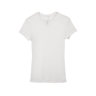 スキムスのTシャツは透け感やリブ仕様が可愛い。絶妙なフィット感と丈感でどんなボトムにも合わせやすく、着こなしを軽やかに演出。本人私物