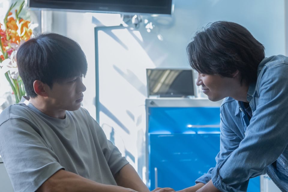 Netflixシリーズ『ソウルメイト』 story アイスホッケー選手として将来を期待された琉（磯村勇斗）は、親友の人生を台無しにしたことをきっかけに、幼馴染みの澄子（橋本愛）が暮らすベルリンへ。たまたま訪れた教会の火事に巻き込まれた彼は、韓国人ボクサーのヨハン（オク・テギョン）に命を救われ……。 監督：橋爪駿輝／出演：磯村勇斗、オク・テギョン、橋本愛、水上恒司、古舘佑太郎、イ・ジェイ、加藤千尋、安田顕、南果歩、三浦友和　ほか／配信：Netflixにて独占配信中