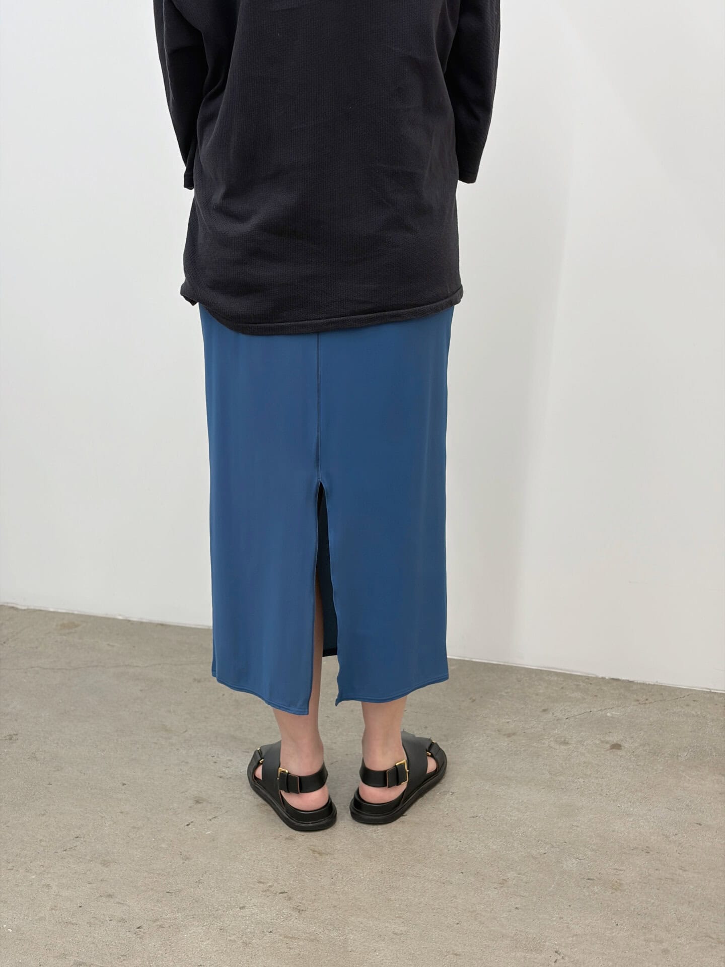 深めのスリット入りなので、めちゃくちゃ歩きやすいです！