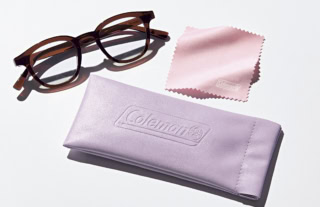 sweet7月号付録は「Coleman」コラボ。ウェリントン型フレームの調光サングラスとサングラスケース、さらにめがねふきもついた豪華3点セット。