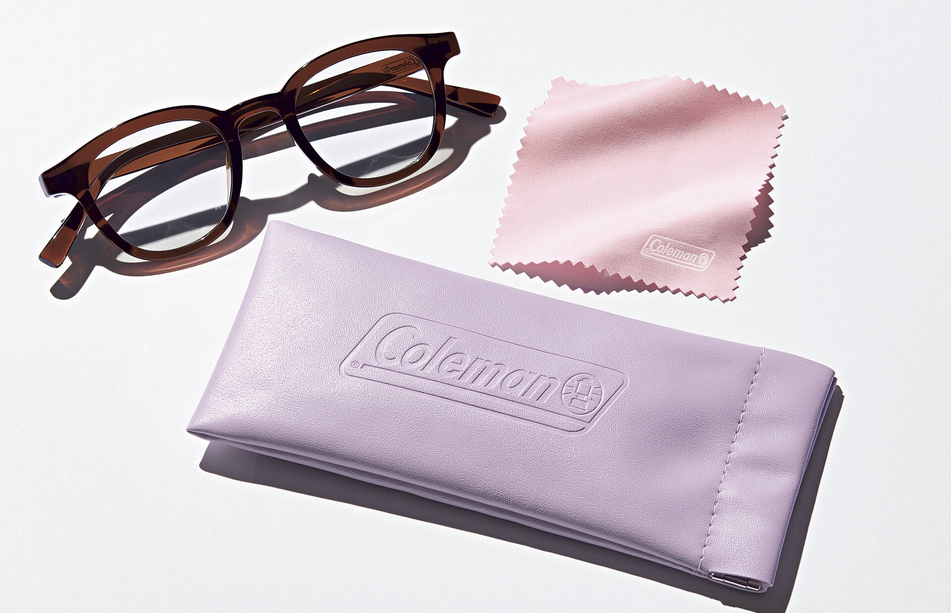 sweet7月号付録は「Coleman」コラボ。ウェリントン型フレームの調光サングラスとサングラスケース、さらにめがねふきもついた豪華3点セット。