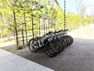 近隣のサイクリングを楽しむためのレンタルバイクも用意。~8月31日までの夏季は毎朝7:00~奥日光の自然を堪能する「半月山サイクリング」(所要時間90分 ¥3,000)も開催中。