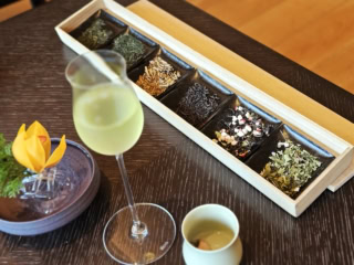 最初に冷茶をいただき、その後はこだわりのお茶1種をチョイス。この日のお茶のバリエーションは、栃木の普通蒸煎茶、京都のかぶせ茶、鹿児島の炒りたて碾茶茎焙じ茶、茨城の紅茶、苺とホップのブレンド茶、桜と煎茶のブレンド茶の6種。