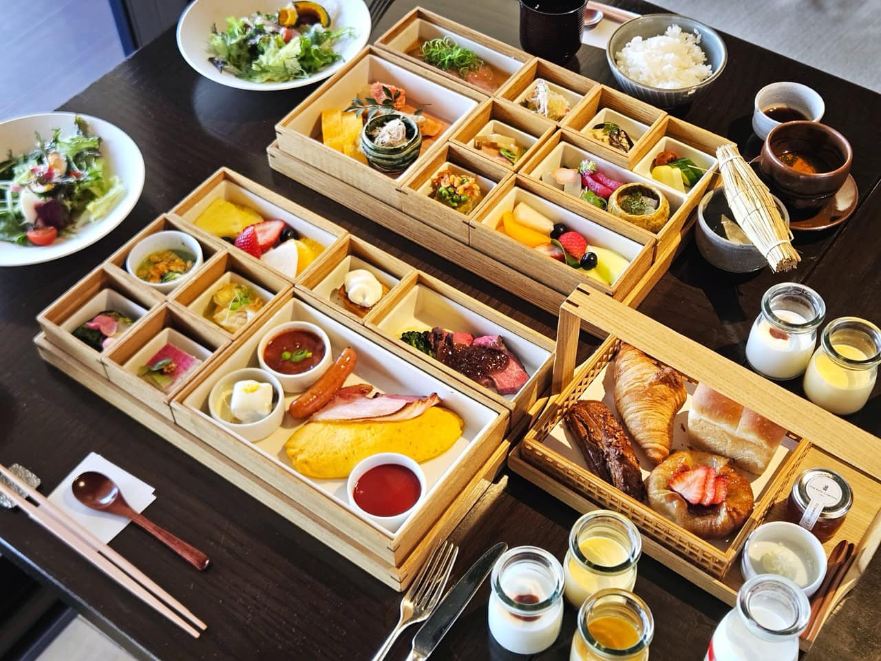 リッツカールトン日光の朝食。洋食(手前)か和食(奥)からチョイス。