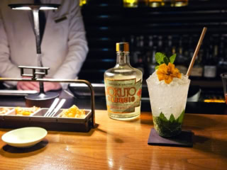 キューバミントと沖縄の黒糖を用いたラムを使い、珠玉の1杯が完成!