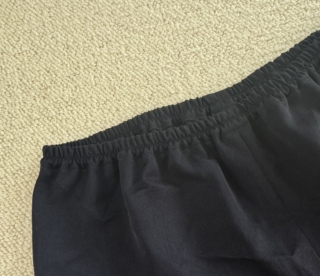 繊細なウエストの始末にも注目!