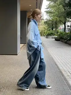 今月の人気コーデ1位は秋山さんのルーズデニムコーデ。とことんカジュアルに着たくなる、ヴィンテージのような風合いが特徴のデニムを、あえて同系色のシャツに合わせてスッキリ仕上げるバランスがさすが！ アイテムにパンチがある分、他は引き算を意識すると洗練見えします。