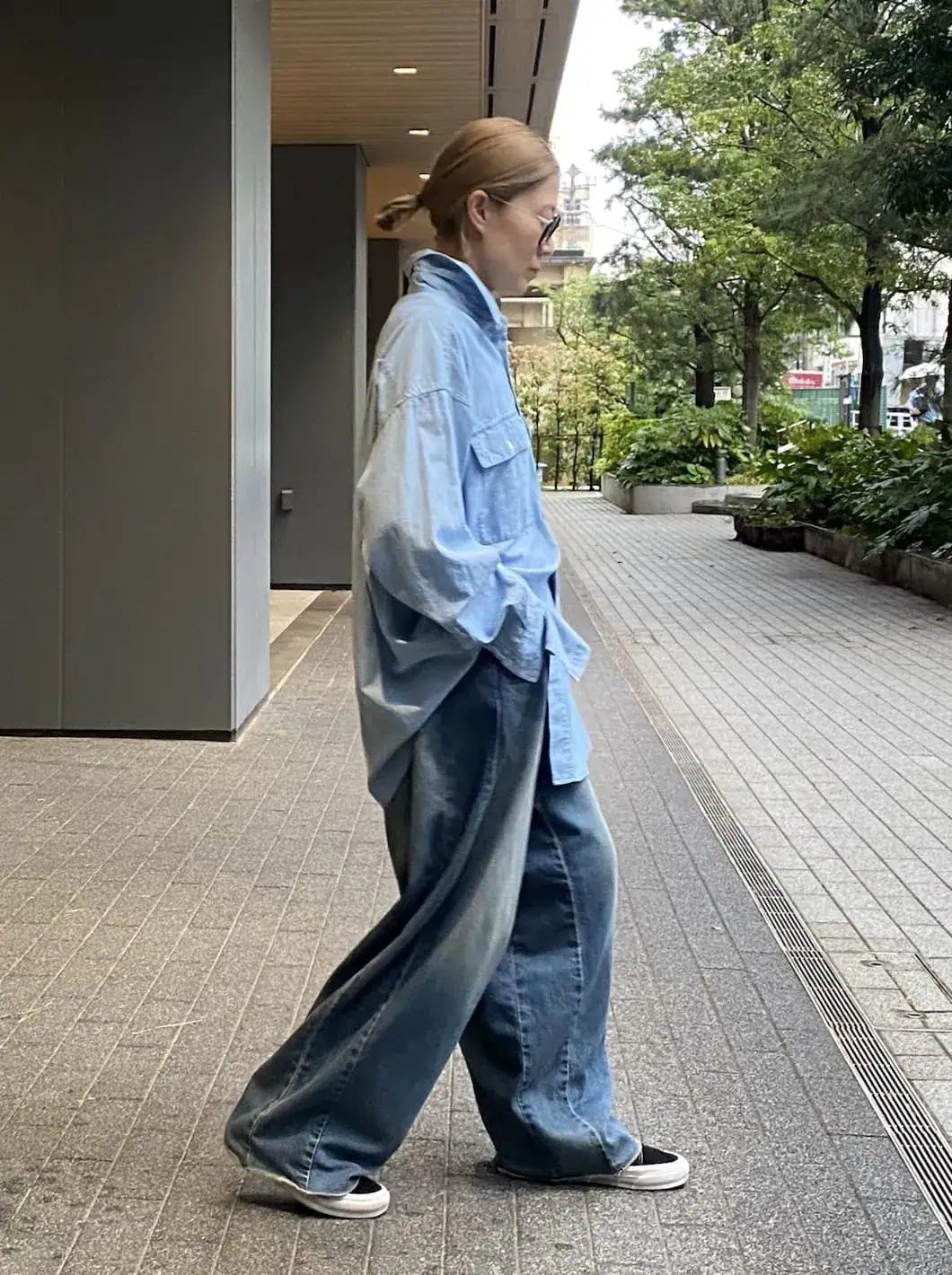 今月の人気コーデ1位は秋山さんのルーズデニムコーデ。とことんカジュアルに着たくなる、ヴィンテージのような風合いが特徴のデニムを、あえて同系色のシャツに合わせてスッキリ仕上げるバランスがさすが! アイテムにパンチがある分、他は引き算を意識すると洗練見えします。