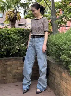 2位は高岡さんのゆるデニムコーデ。あえて丈が長めのデニムをズルっとさせてはくバランスが新鮮で可愛いと、今ジワジワ注目されている着こなしです。足元はメッシュパンプスでよりトレンディーに！