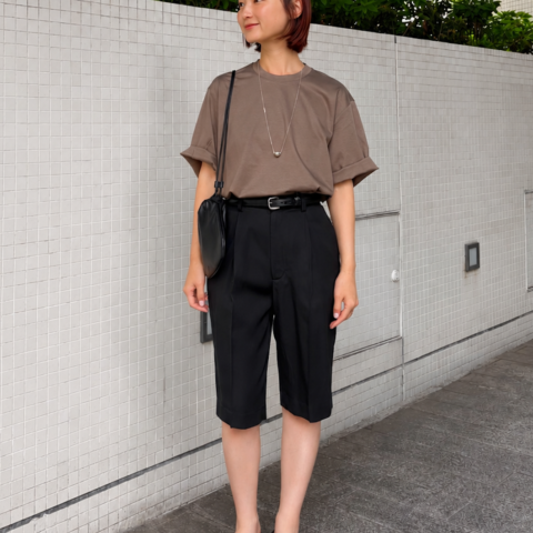 【40代スナップ】「シンプルT」を大人のミニマルコーデ見せする上品ハーフパンツ|香田宏子さん