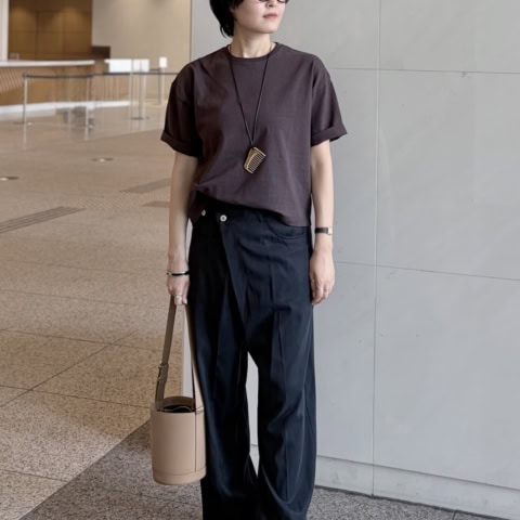 【40代スナップ】シンプルTコーデは「色味をそろえる」ことで超こなれます|伊藤里菜子さん