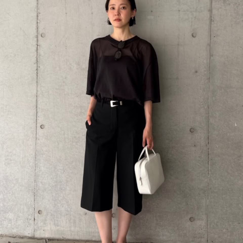 【40代スナップ】夏のオールブラックコーデは「シアーT」が洒落るカギです!|上枝みどりさん