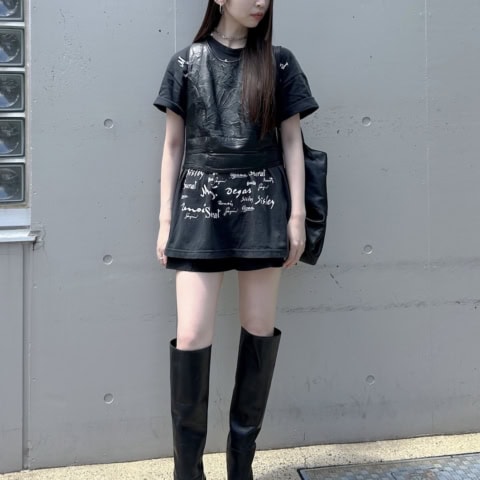 【40代スナップ】メンズTシャツをあえて「ミニワンピ見せ」するのが最高に可愛い|西 ことみさん