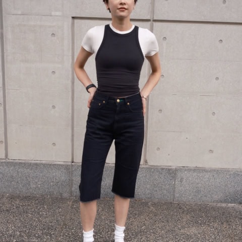 【40代スナップ】Tシャツに「タンクトップレイヤード」でシンプルコーデが洒落る|増渕聡美さん