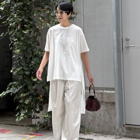 【40代スナップ】大人のオールホワイトは「上品なツヤ」を投入するのが最適解です|前田路子さん