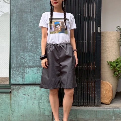 【40代スナップ】夏のシンプルコーデに「アンクレット」や小物で大人の洒落感を|住 有佳理さん