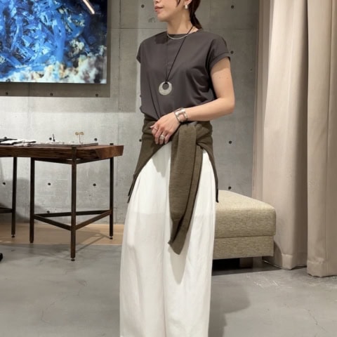 【40代スナップ】大人のシンプルTコーデは「腰巻き」でこなれ感を盛れます|小原あさみさん