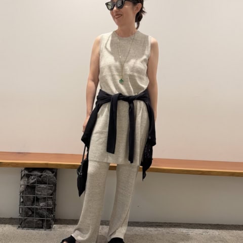 【40代スナップ】リラックスコーデを「キャットアイサングラス」で引き締め!|泉 亜希子さん