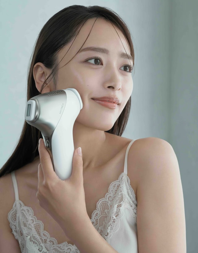 【使ってみた】毛穴や表情筋ケア、透明感UPまで5つの機能をギュッ！ 大人ための全方位ケア光美顔器がスゴイ｜近藤千尋