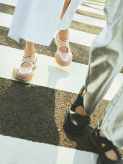 ムーン 各¥129,800、ピンクのスニーカーに付けたゴールドリング 各¥11,000、シャツドレス¥327,800(全てジル サンダー/ジルサンダージャパン)、その他スタイリスト私物
