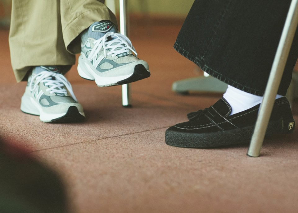 右:LOAFER ¥17,600(ラストリゾートエービー)、デニムパンツ¥27,200(CINCH) 左:W990GL6 ¥39,600(ニューバランス/ニューバランス ジャパンお客様相談室)、チノパン¥26,800(CINCH)