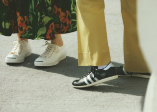 右:PARIS ¥14,300(アディダス オリジナルス/アディダス コールセンター)、その他スタイリスト私物 左:JACK PURCELL CL¥13,200(コンバース/コンバースインフォメーションセンター)、その他スタイリスト私物