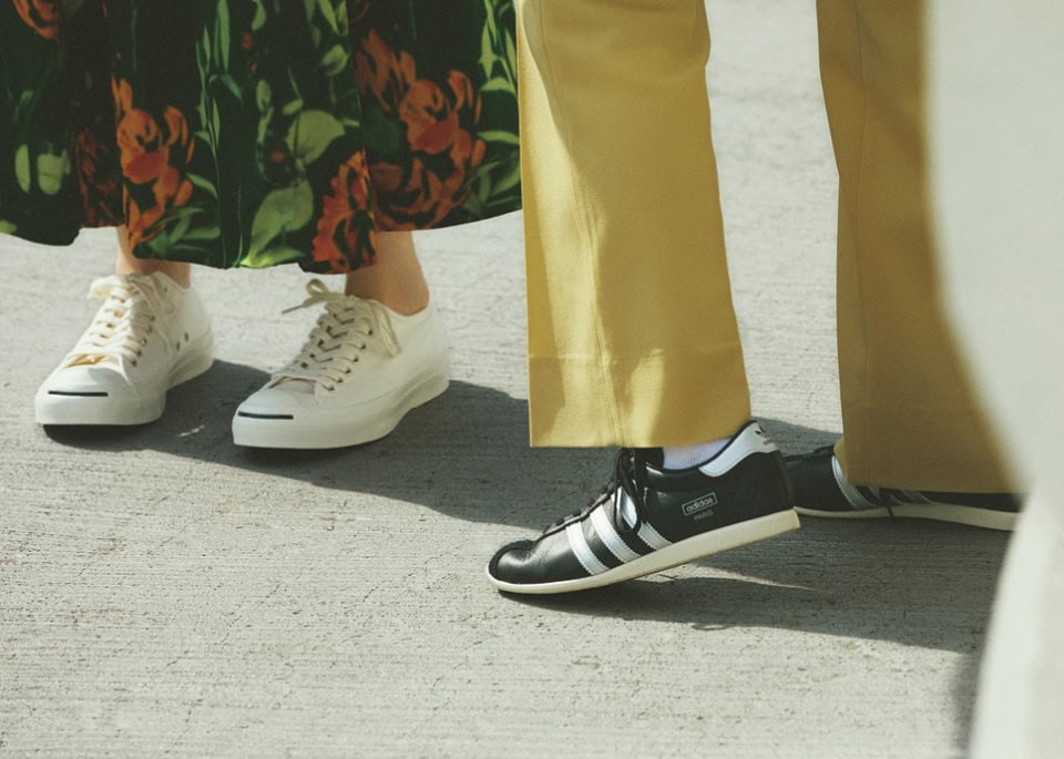 右:PARIS ¥14,300(アディダス オリジナルス/アディダス コールセンター)、その他スタイリスト私物 左:JACK PURCELL CL¥13,200(コンバース/コンバースインフォメーションセンター)、その他スタイリスト私物