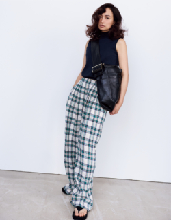 ノースリーブトップス¥26,400(スローン/ザ ショップ スローン 自由が丘)、チェックパンツ¥38,500(ミディアム)、サンダル¥19,250(エピュレ/ジャック・オブ・オール・トレーズ プレスルーム)、バッグ¥58,300(CCU)、ピアス¥10,780(エムシー・スタジオ/ズットホリック)