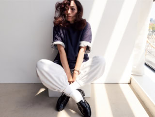 Tシャツ¥9,900（Y／イレーヴ）、中に着たTシャツ［2パックセット］¥9,350、ソックス［3パックセット］¥3,850（共にフレッシュサービス／フレッシュサービスヘッドクオーターズ）、スエットパンツ¥26,400（エス／sense）、サングラス¥93,500（10 eyevan／コンティニュエ）、ブレスレット¥11,000（スティールジェニック／ロードス）、ローファー¥19,250（エピュレ／ジャック・オブ・オール・トレーズ プレスルーム）