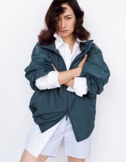 ナイロンジャケット¥75,900（ATON／エイトン青山）、シャツ¥26,400（プロヴォーク デザイン ブティック／ジャック・オブ・オール・トレーズ プレスルーム）、トランクス¥6,600（エイトンステイプルズ）