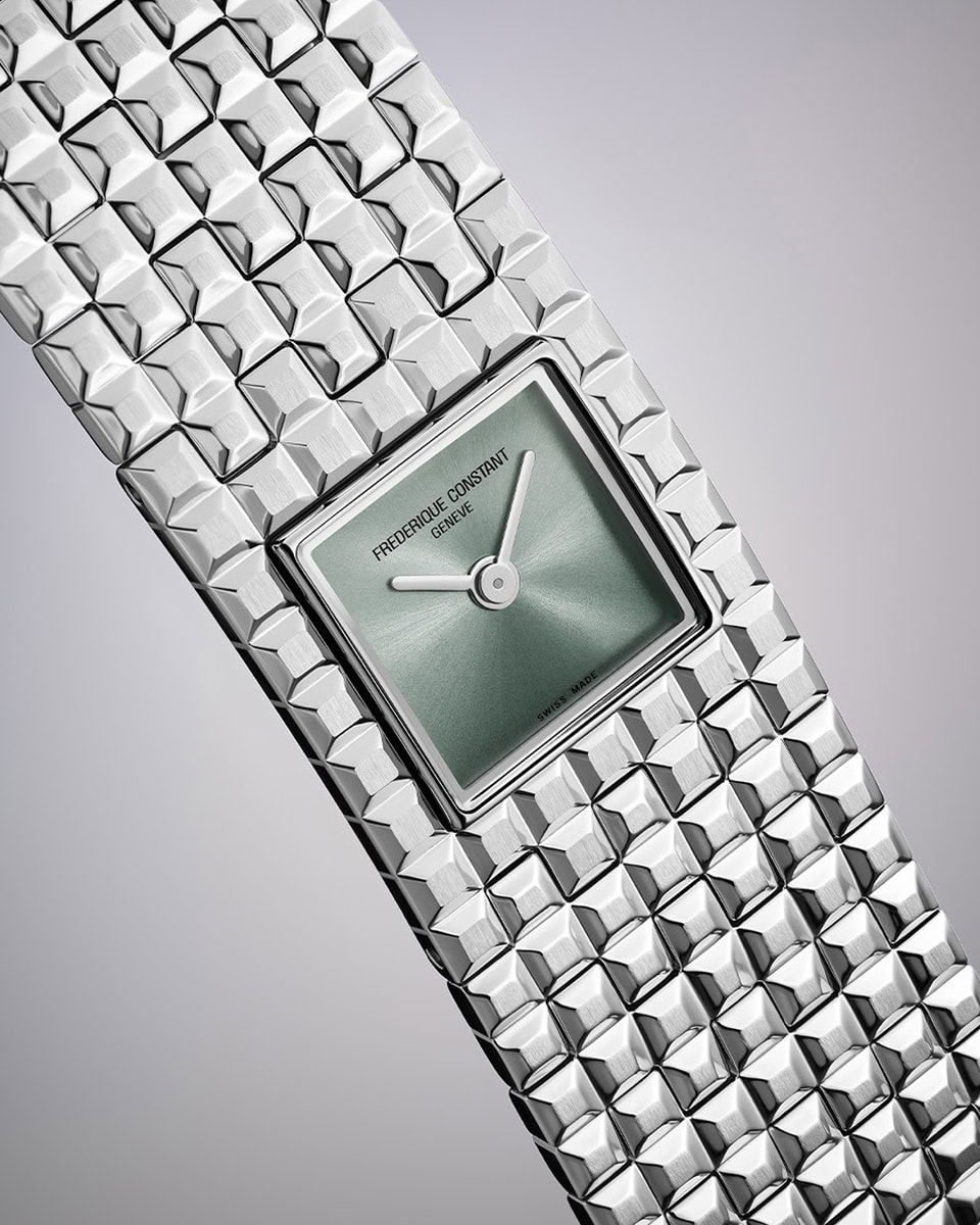 シルバー×ミントグリーン、 軽やかで洗練されたムードを纏ってFREDERIQUE CONSTANT(フレデリック・コンスタント)|鈴木えみと共鳴するタイムレスな存在感!|今、話題のジュエリーウォッチ「クラシック マンシェット」に新作登場