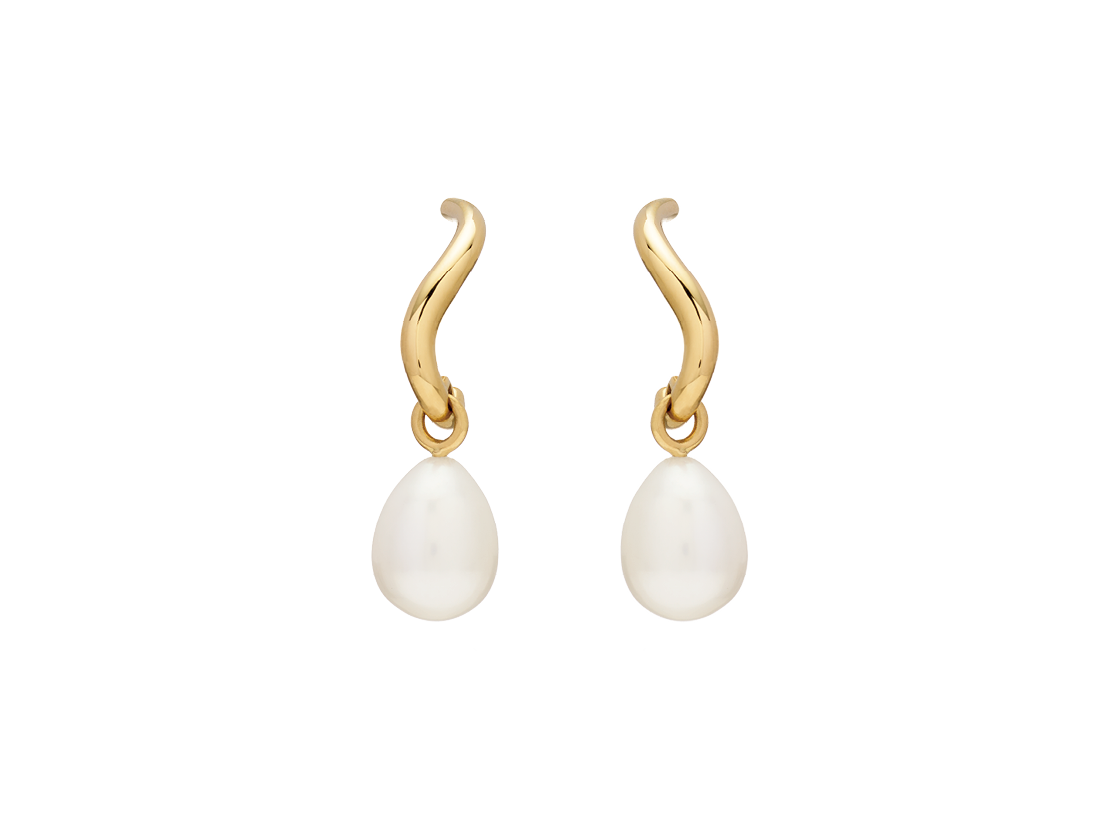 「ウェーブ パール ピアス」［K18YG×パール］¥431,200（シャルロット シェネ／シャルロット シェネ 青山店）