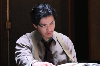 Netflixシリーズ「ガス人間」7月2日（木）世界独占配信　小栗旬さん演じる刑事・賢治