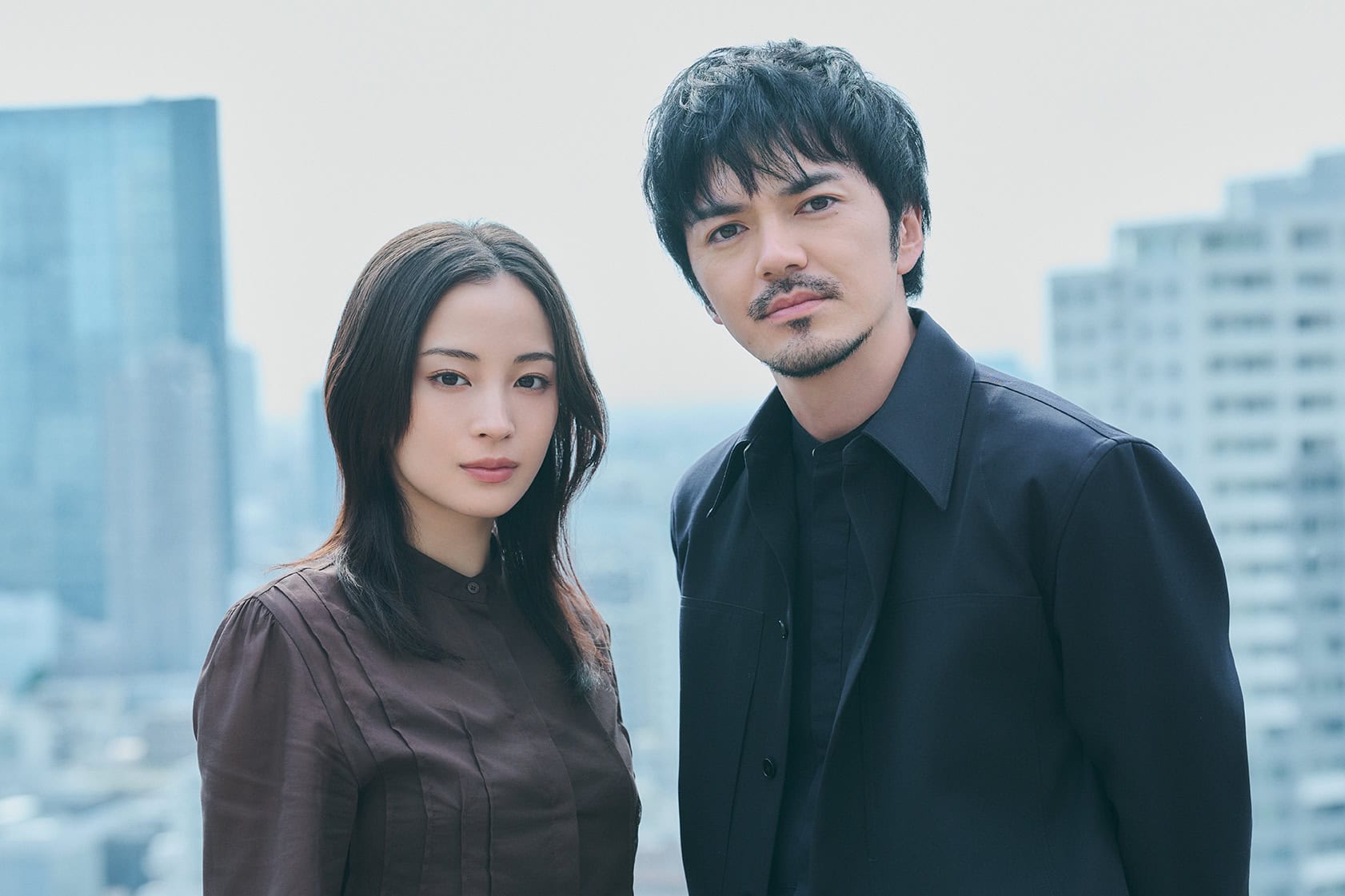 「50問くらい質問されて8割下ネタ。なんの時間なんだと思いました(笑)」Netflix「ガス人間」広瀬すず・林遣都【ネタバレあり】インタビュー