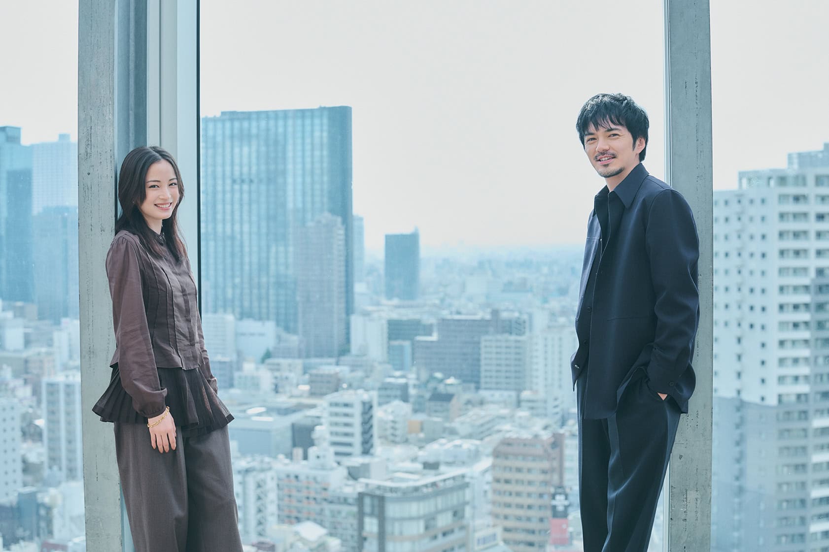 ［広瀬］自分のテンション云々の前に、動画配信時の爆発的にキャラを作っているお兄ちゃんも、屋上で一緒にいるときの普段通りのお兄ちゃんもどっちも面白くて幸せだな、と感じられる空気感を林さんが作って下さいました。屋上という開放的な空間から、室内という2人だけのこじんまりした空間に移っていくのも心地よくて、すんなり受け入れられました。［林］屋上は夜の雰囲気もすごくよかったですよね。［広瀬］あのシーンの撮影だけは涼しかったですよね（笑）。