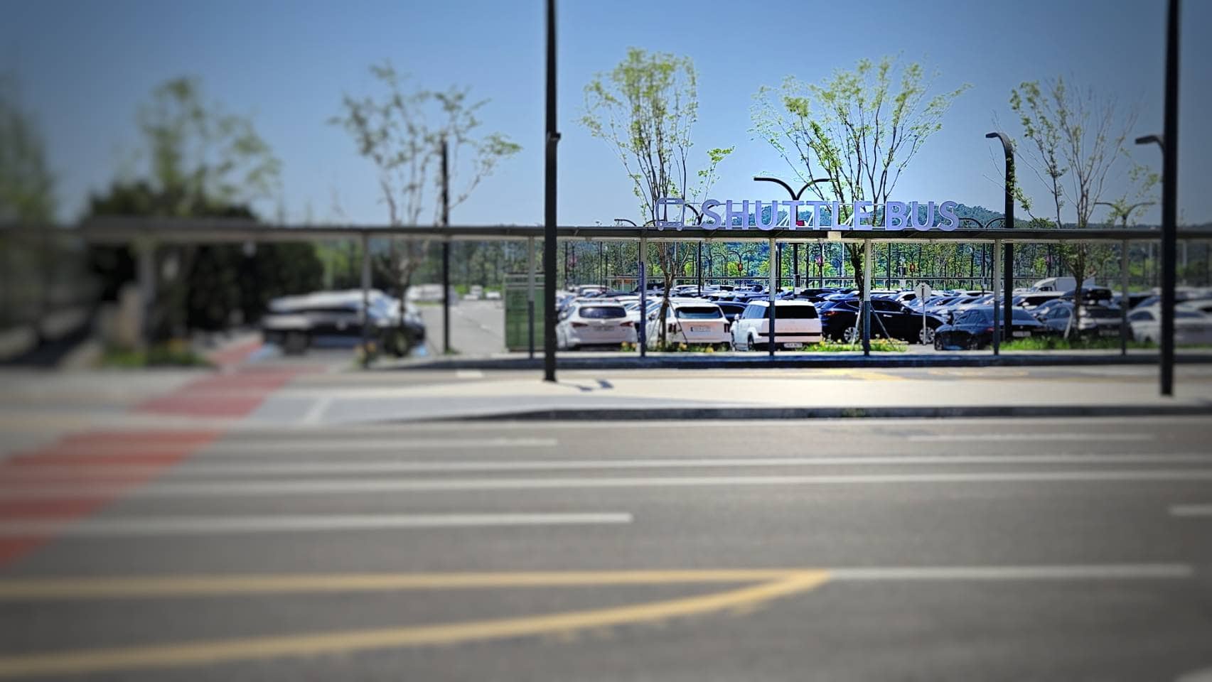 ここ、ここ。メインロビーのバス停はちょっと大きめ。