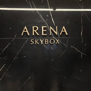 【インスパイア アリーナのVIPルーム、SKY BOX】VIPルームであることをひしひしと感じさせる、シックなゴールドのロゴ♡ こちらは『インスパイア アリーナ』の玄関口に位置する華やかな大型円形ホール、ロタンダ側からの入口です。