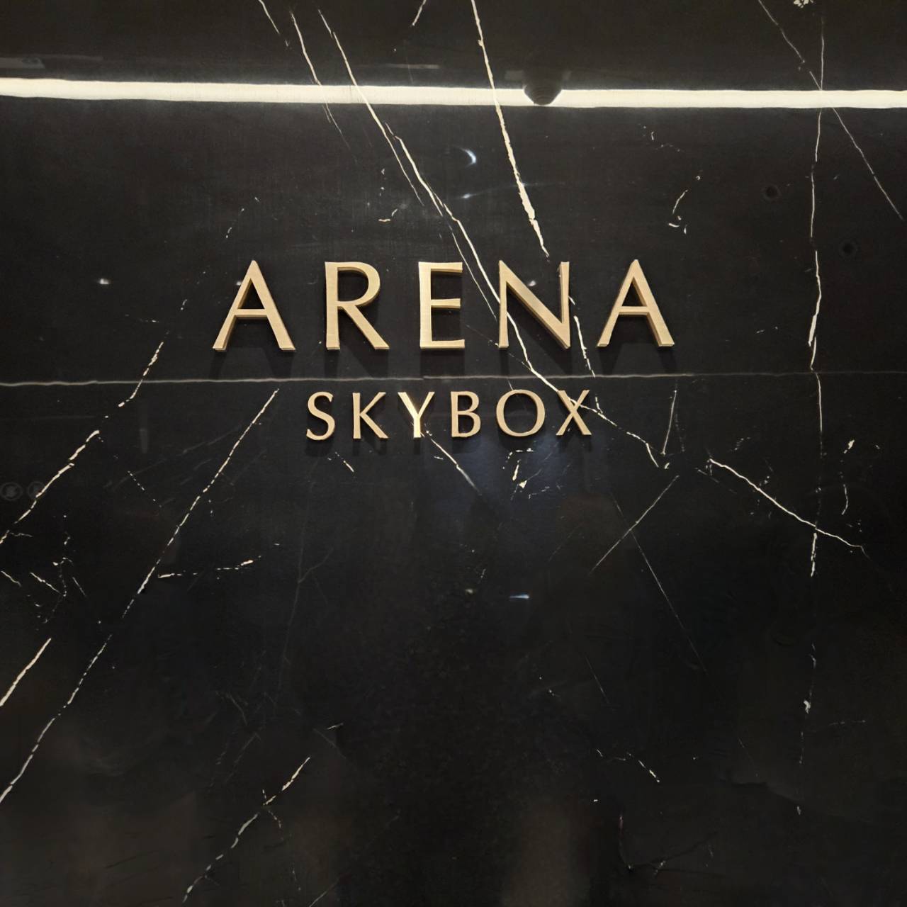 【インスパイア アリーナのVIPルーム、SKY BOX】VIPルームであることをひしひしと感じさせる、シックなゴールドのロゴ♡ こちらは『インスパイア アリーナ』の玄関口に位置する華やかな大型円形ホール、ロタンダ側からの入口です。