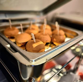 冷蔵庫にはお水やソフトドリンク、お酒も完備。コーヒーマシンもあり、ミニバーガーやサラダ、生ハムなど、お味もバッチリな軽食が用意されてます。保温されたおかずもありました。