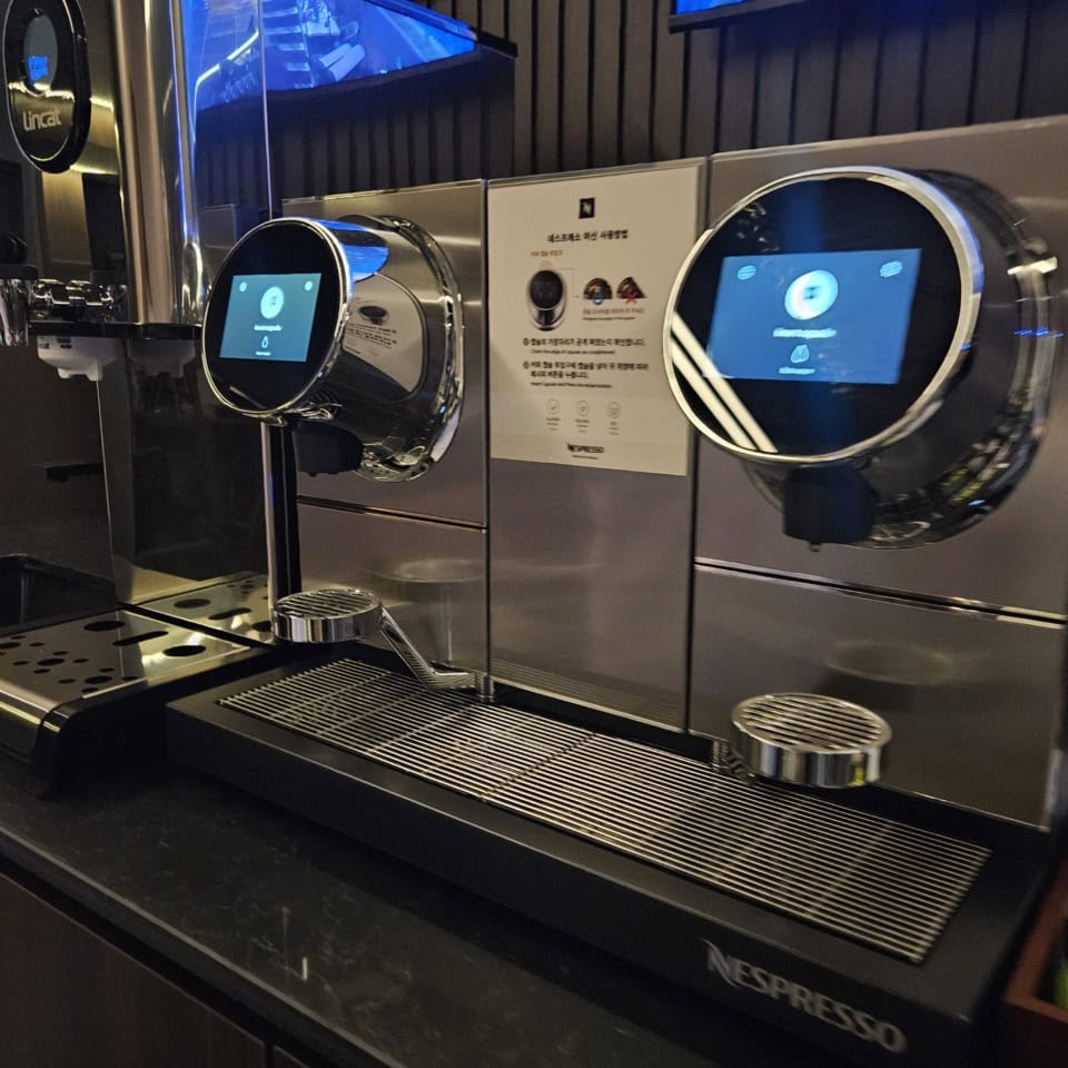 冷蔵庫にはお水やソフトドリンク、お酒も完備。コーヒーマシンもあり、ミニバーガーやサラダ、生ハムなど、お味もバッチリな軽食が用意されてます。保温されたおかずもありました。